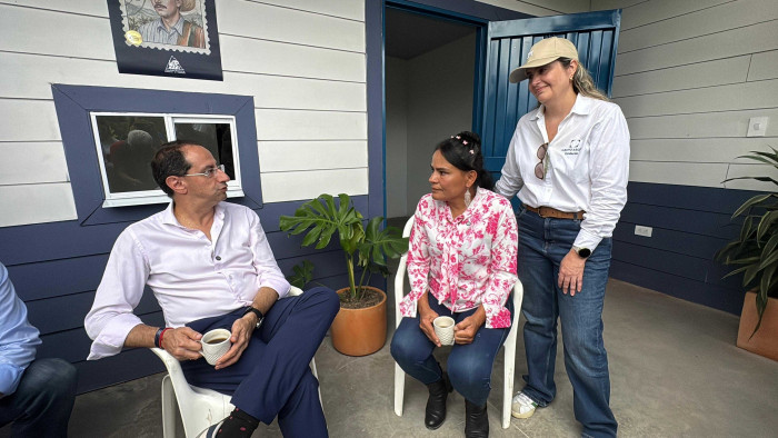 Se entregó primera vivienda de Adopta un Hogar de Grupo Argos y Nicky Jam en Quindío; MinVivienda, Federación Nacional de Cafeteros e Isagen se sumaron Se entregó primera vivienda de Adopta un Hogar de Grupo Argos y Nicky Jam en Quindío; MinVivienda, Federación Nacional de Cafeteros e Isagen se sumaron