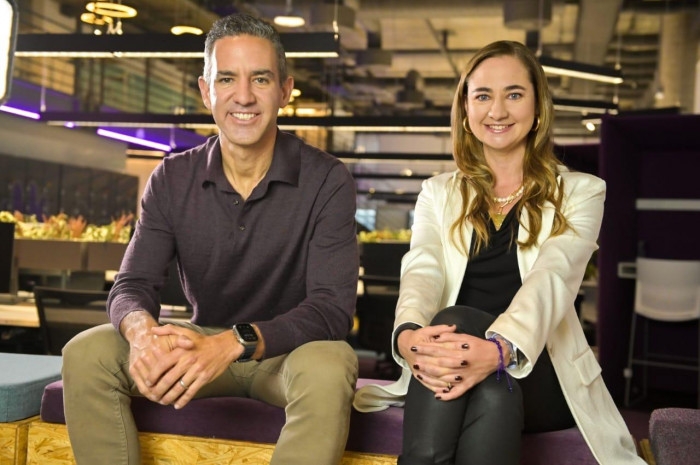 David Vélez y Marcela Torres en la sede de Nubank en Brasil. Foto: Nubank. 