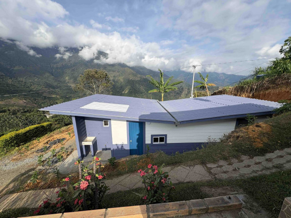 Grupo Argos y Nicky Jam donarán 100 viviendas para la reconstrucción de Caldas: Gobernación aportará la mano de obra Primera casa de Adopta un Hogar en Antioquia