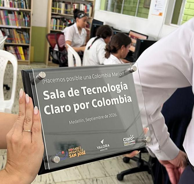 Claro, Valora Analitik y la Alcaldía de Medellín se unen para entregar nueva sala de tecnología en Hogares San José Claro, Valora Analitik y la Alcaldía de Medellín se unen para entregar nueva sala de tecnología en Hogares San José